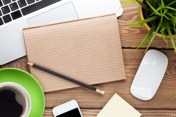 Mesa de escritório com computador — Fotografia de Stock