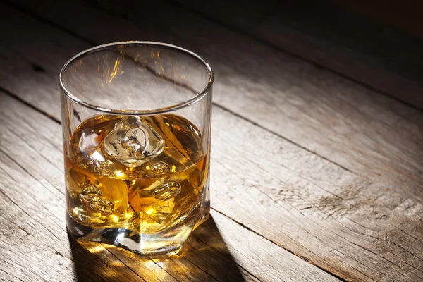 Bicchiere di whisky con ghiaccio — Foto Stock