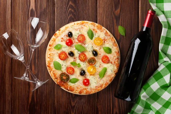 Pizza italiana e vino rosso — Foto Stock