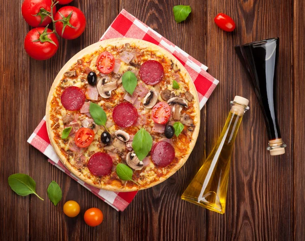 Pizza italiana con salame piccante — Foto Stock