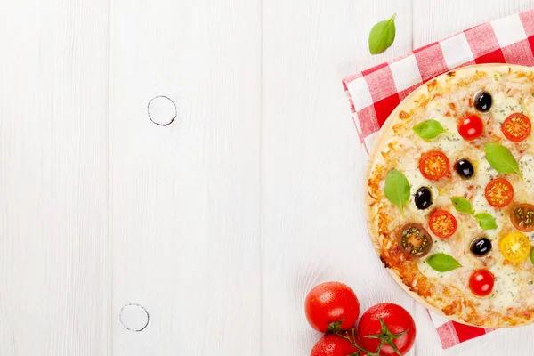 Pizza italiana com queijo — Fotografia de Stock