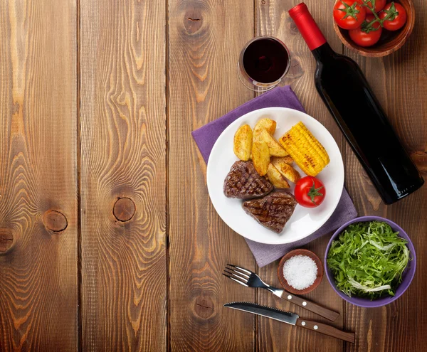 Steak met gegrilde aardappel — Stockfoto