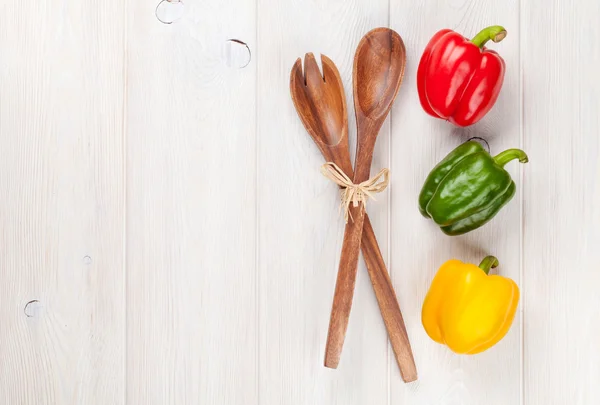 Pimentos de sino coloridos e utensílios de cozinha — Fotografia de Stock