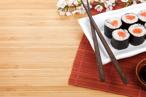 Conjunto de sushi maki e ramo de sakura — Fotografia de Stock