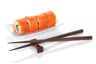 Karides suşi ve yemek çubukları.