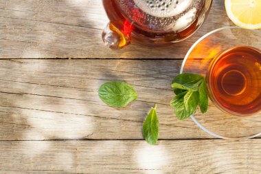 Bahçe masada kahvaltı çay