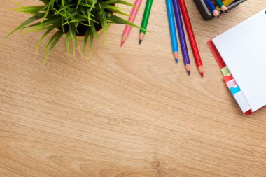 Boş not defteri ve renkli kalemler