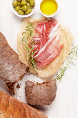 İtalyan prosciutto ciabatta ve zeytin ile