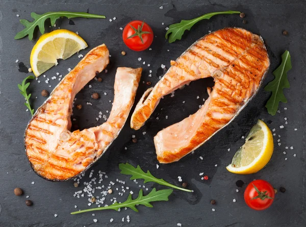 Gegrillter Lachs und Gewürze — Stockfoto