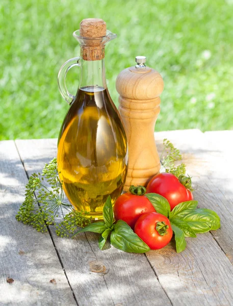 Aceite de oliva, albahaca y tomates maduros — Foto de Stock