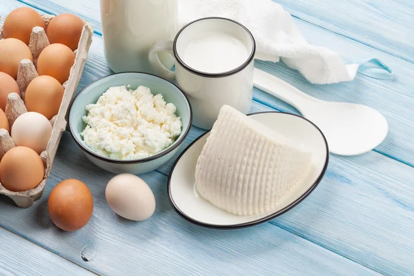 Tejet, sajtot, tojást és joghurtot — Stock Fotó