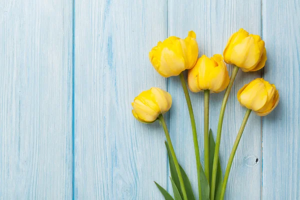 Tulipani gialli sul tavolo di legno — Foto Stock