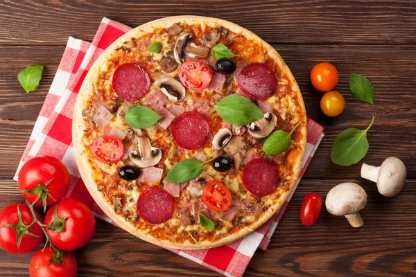 Italienische Pizza mit Peperoni — Stockfoto