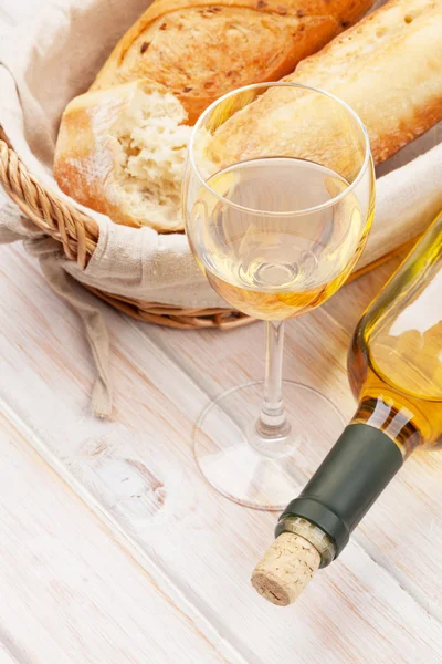 Białe wino i chleb — Zdjęcie stockowe