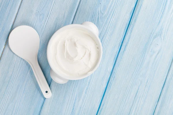 Sour cream in a bowl — Stock Photo, Image