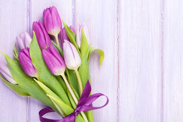 Фиолетовые тюльпаны над деревянным столом — стоковое фото