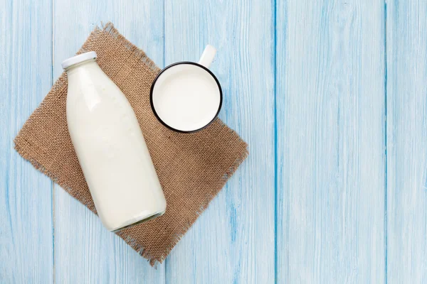 Copa y botella de leche —  Fotos de Stock