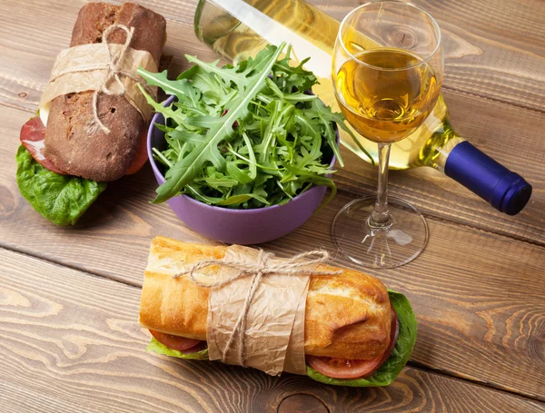 Два сэндвича и белое вино — стоковое фото