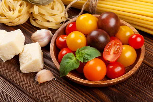 Pasta, vegetables, spices — Stock Photo, Image