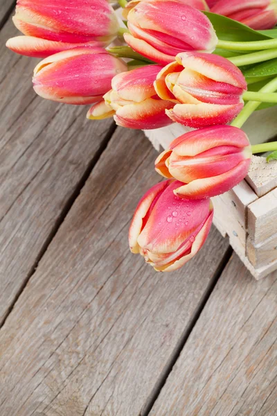 Tulipes colorées sur table en bois — Photo