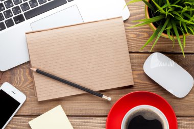 Ofis resepsiyon masası bilgisayar ile