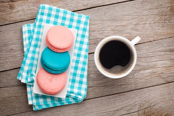 Biscoitos de macaron coloridos e xícara de café — Fotografia de Stock