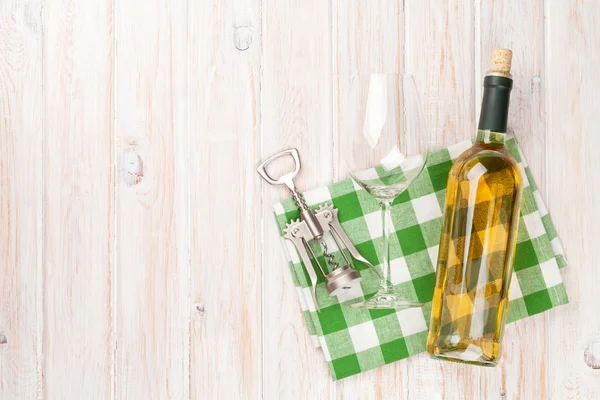 Бутылка белого вина, бокал и штопор — стоковое фото