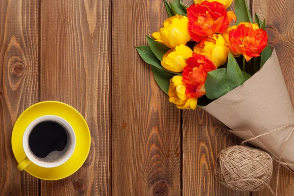 Coloridos tulipanes ramo y taza de café — Foto de Stock