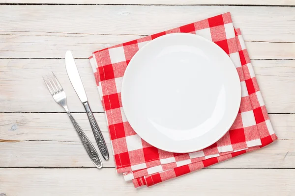 Üres tányért, evőeszközt és törölköző — Stock Fotó