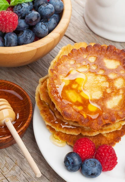 Panqueques con frambuesa, arándanos y jarabe de miel — Foto de Stock