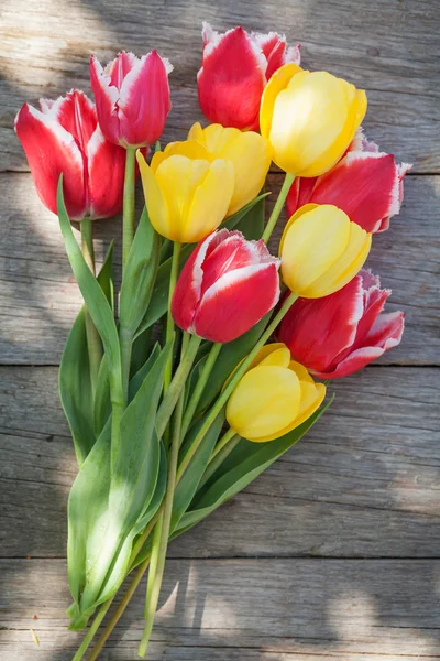 Tulipanes coloridos en la mesa de jardín —  Fotos de Stock