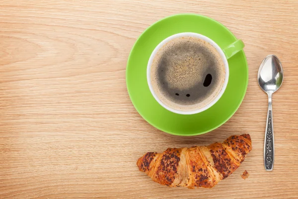 Kopp kaffe och färsk croissant — Stockfoto