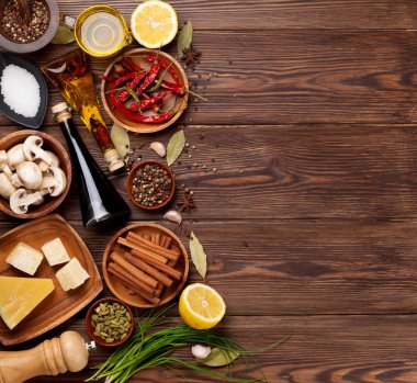 Ahşap arka planda çeşitli baharatlar