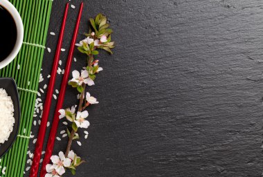 Japon suşi yemek çubukları, pirinç ve sakura