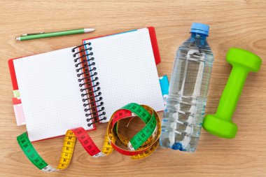 Dumbells, şerit metre, su şişesi