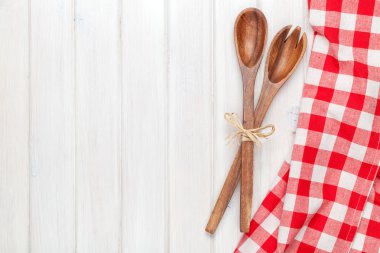 Ahşap masa üzerinde mutfak gereçleri