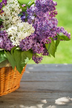 Sepet içinde Lila renkli çiçekler