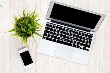 Laptop bilgisayarlı ofis masası