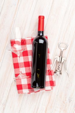 kırmızı şarap şişesi, cam ve tirbuşon