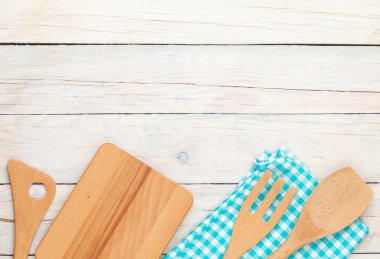 Ahşap masa üzerinde mutfak gereçleri