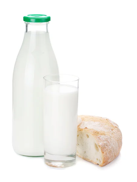 Melk fles, glas en brood — Stockfoto