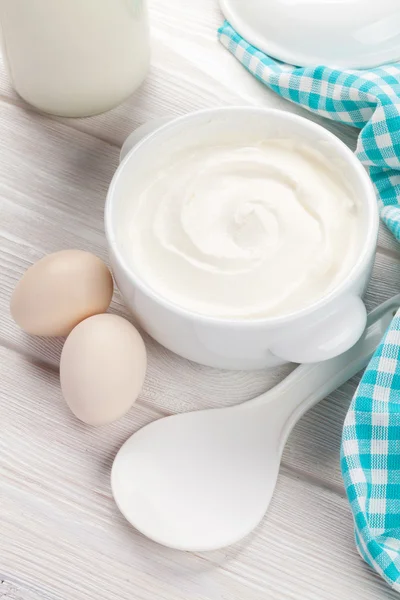 在碗里的鸡蛋酸奶油 — 图库照片