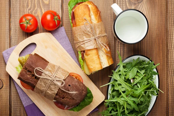 Duas sanduíches com salada, presunto, queijo — Fotografia de Stock