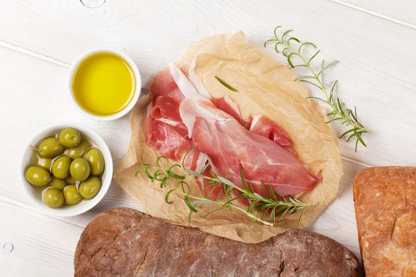 Prosciutto italiano con ciabatta y aceitunas —  Fotos de Stock