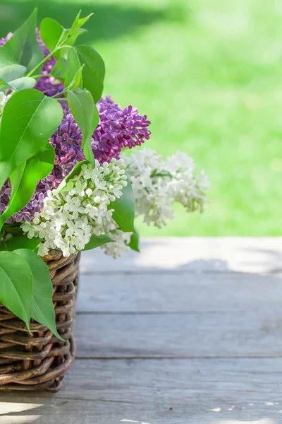 Kolorowe kwiaty bzu w koszyku — Zdjęcie stockowe