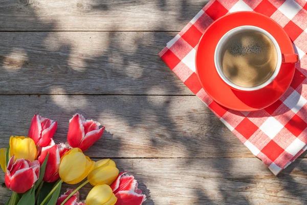 Coloridos tulipanes y taza de café — Foto de Stock