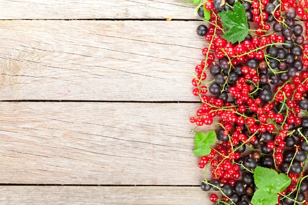 Frische reife Beeren auf Holztisch — Stockfoto