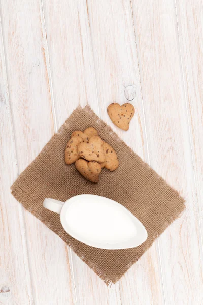 Biscotti di pan di zenzero a forma di cuore e latte — Foto Stock