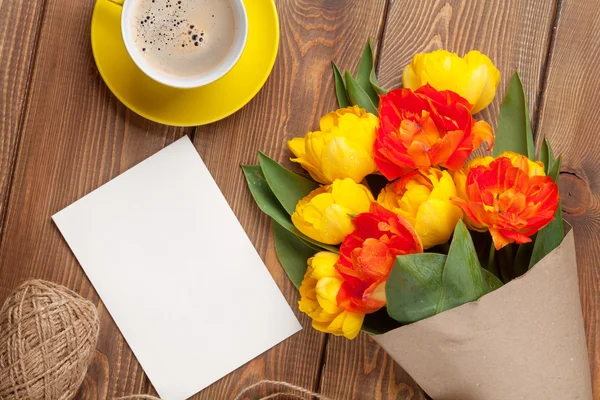 Coloridos tulipanes, tarjeta de felicitación y café — Foto de Stock