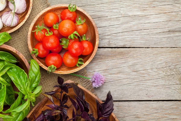 Frische Bauern Tomaten und Basilikum — Stockfoto